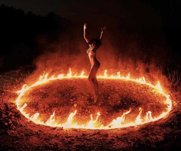 Голая Водонаева в круге огня назвала себя ведьмой