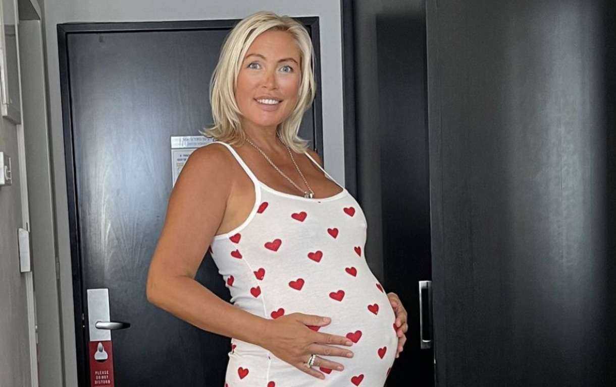 46-летняя Рагозина показала новорожденную дочь