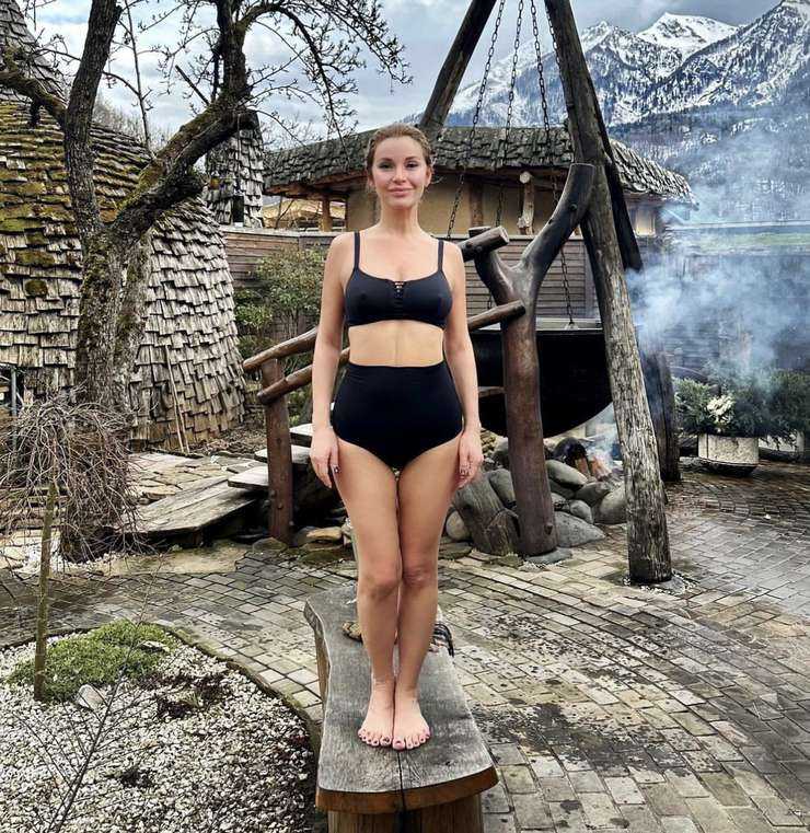 Орлова показала фигуру в купальнике через месяц после родов