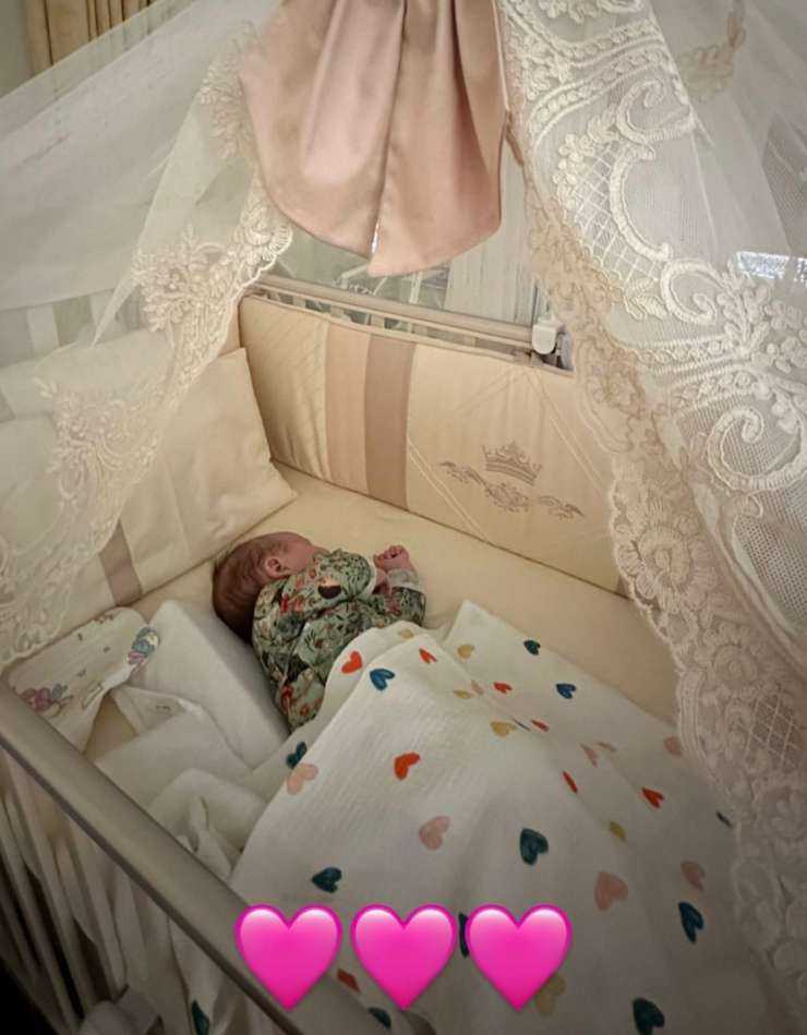 Ольга Орлова засветила лицо новорожденной дочери